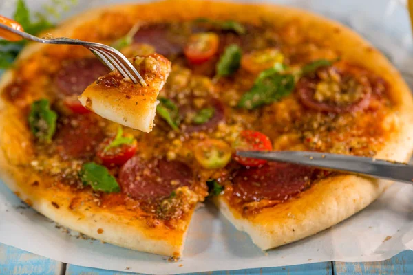 Вкусная Итальянская Пицца Салями Подается Задней Бумаге Синий Деревянный Стол Стоковое Изображение