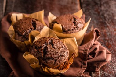 Ahşap masa üzerinde ev yapımı çikolatalı muffin