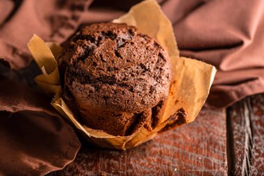 Ahşap masa üzerinde ev yapımı çikolatalı muffin