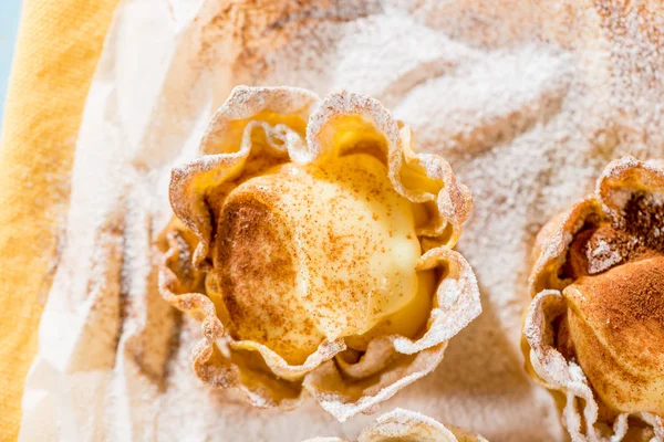 Small Christmas Tart Filled Vanilla Lemon Cream Powdered Icing Sugar — Stock Photo, Image