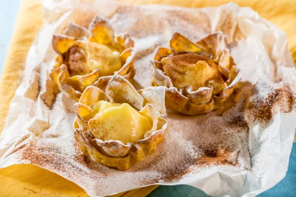 Small Christmas Tart Filled Vanilla Lemon Cream Powdered Icing Sugar — Stock Photo, Image