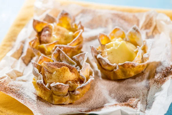 Small Christmas Tart Filled Vanilla Lemon Cream Powdered Icing Sugar — Stock Photo, Image