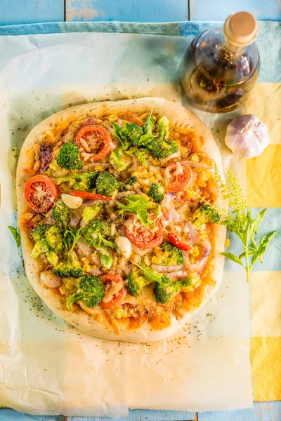 Savoureuse Pizza Végétarienne Italienne Maison Avec Tomates Pop Corn Brocoli — Photo