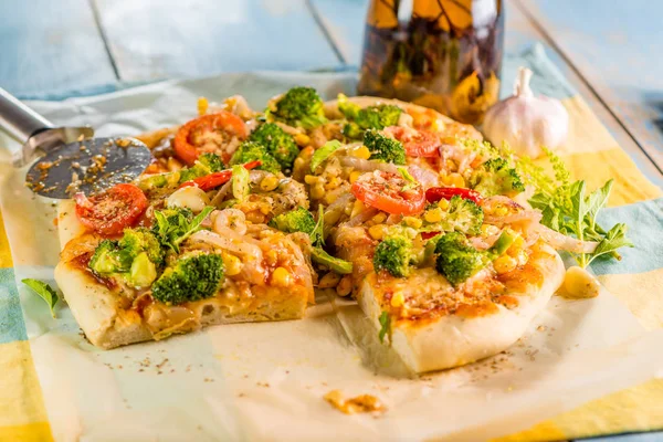 Välsmakande Hemlagad Italiensk Vegetarisk Pizza Med Broccoli Popcorn Tomater Lök — Stockfoto