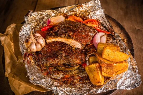 Costillas Repuesto Cerdo Picantes Jugosas Con Ajo Tomates Papas Fritas — Foto de Stock