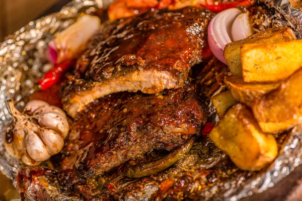 Spareribs Pittig Sappig Varkensvlees Met Knoflook Tomaten Gebakken Aardappelen — Stockfoto