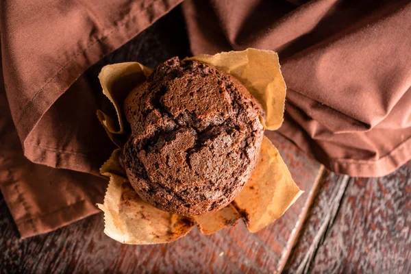 Pohled Shora Domácí Čokoládový Muffin Dřevo Stůl — Stock fotografie