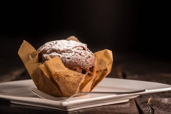 Hausgemachter Schokoladenmuffin Auf Holztisch Und Puderzucker — Stockfoto