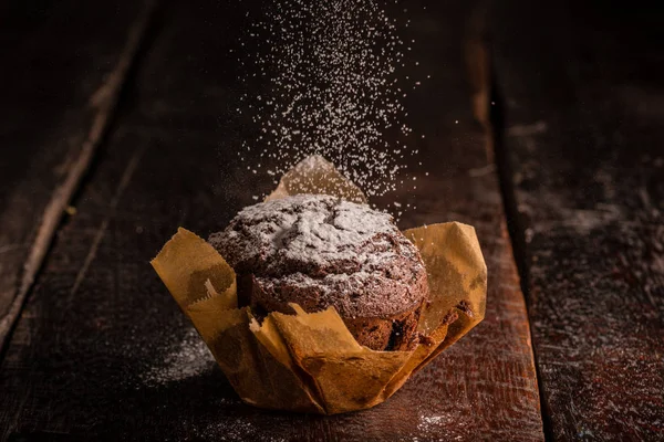 Házi Csokoládé Muffin Fából Készült Tábla Hogy Csak Kell Porcukor — Stock Fotó