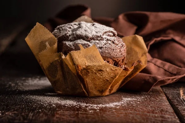 Muffin Chocolat Fait Maison Sur Table Bois Poudre Avec Sucre — Photo