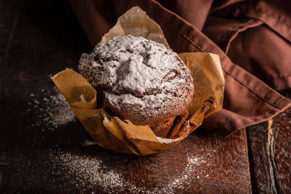Muffin Chocolat Fait Maison Sur Table Bois Poudre Avec Sucre — Photo