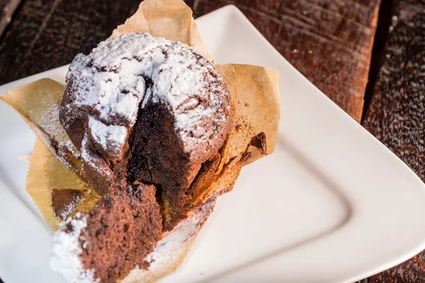 Domácí Čokoládový Muffin Dřevo Stůl Sypané Moučkovým Cukrem — Stock fotografie