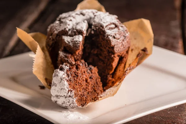 Házi Csokoládé Muffin Asztal Porcukrot Porcukor — Stock Fotó