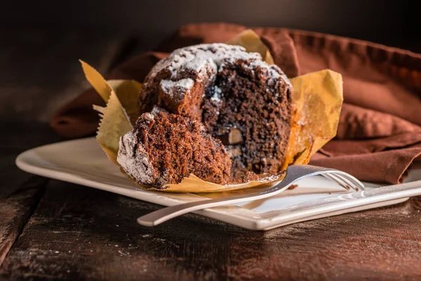 Domácí Čokoládový Muffin Dřevo Stůl Sypané Moučkovým Cukrem — Stock fotografie