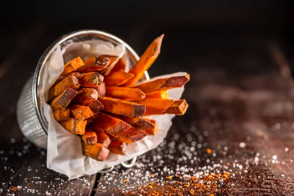 Koyu Ahşap Masa Üzerinde Baharatlı Tatlı Patates Kızartması — Stok fotoğraf