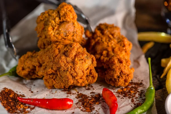 Patatas Fritas Picantes Pollo Con Patas Fritas Vaso Bebida Cola — Foto de Stock