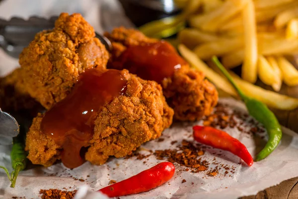 Picante Frito Frango Perna Batatas Fritas Copo Bebida Cola Fundo — Fotografia de Stock