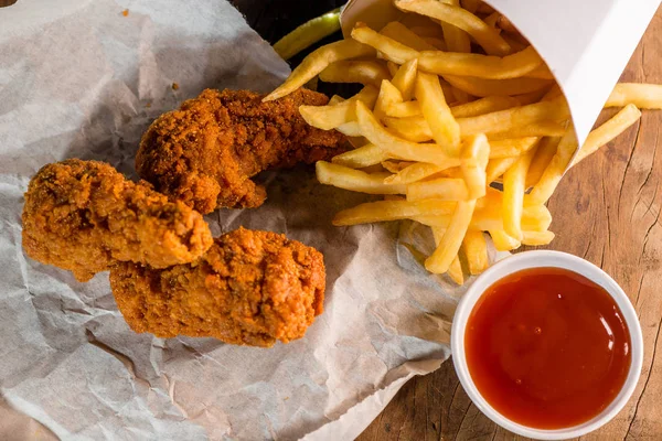 Kryddig Stekt Kyckling Ben Potatis Frites Och Glas Cola Dricker — Stockfoto