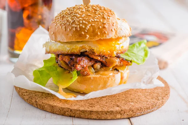 Primer Plano Hamburguesa Huevo Frito Sobre Fondo Blanco Cola Periódico —  Fotos de Stock