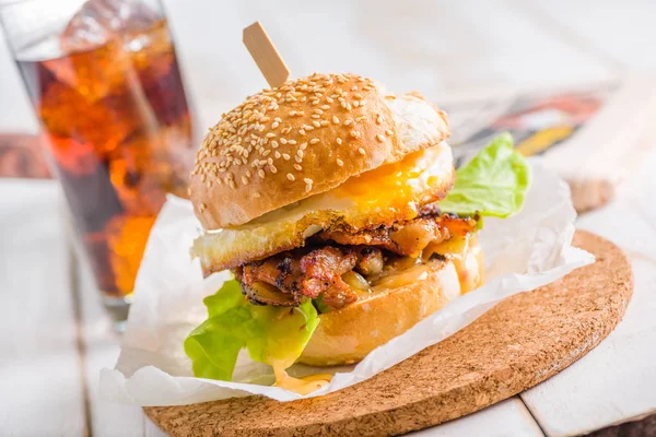 Közeli Kép Tükörtojás Burger Fehér Háttér Cola Háttérben Újság — Stock Fotó