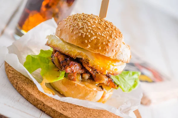 Primer Plano Hamburguesa Huevo Frito Sobre Fondo Blanco Cola Periódico —  Fotos de Stock