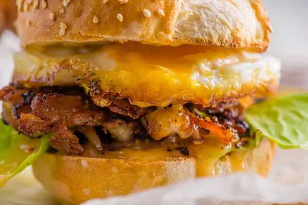 Закри Смажені Яйце Burger Білому Тлі Кола Газети Фоновому Режимі — стокове фото