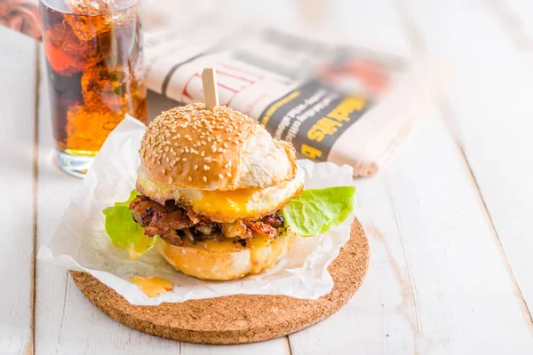 Gros Plan Burger Aux Œufs Frits Sur Fond Blanc Cola — Photo