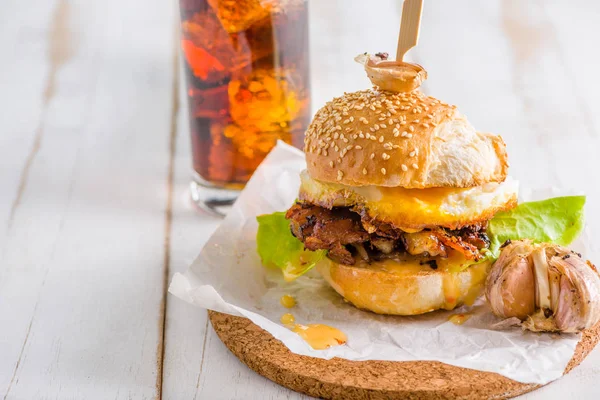 Primer Plano Hamburguesa Huevo Frito Sobre Fondo Blanco Cola Periódico —  Fotos de Stock