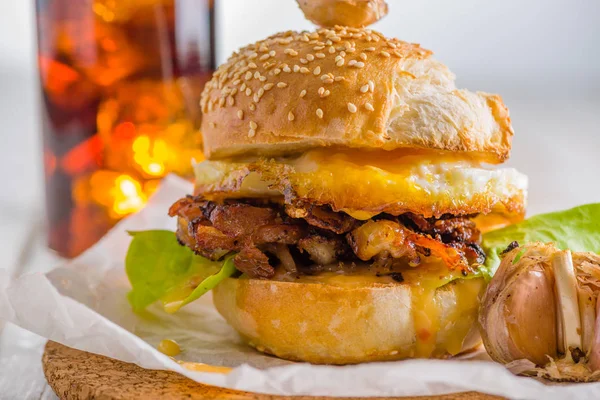 Primer Plano Hamburguesa Huevo Frito Sobre Fondo Blanco Cola Periódico —  Fotos de Stock