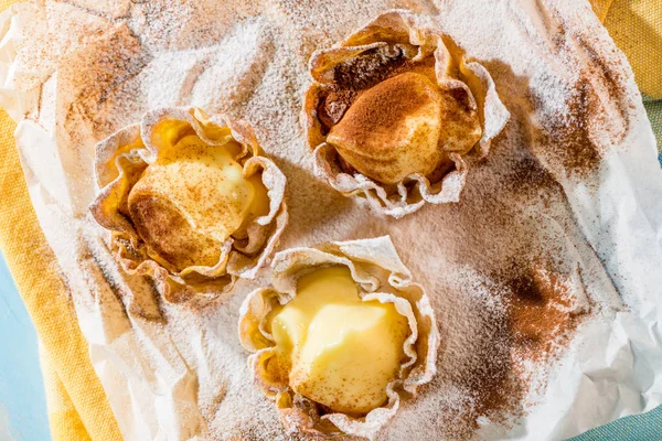 Une Petite Tarte Noël Remplie Vanille Crème Citron Poudre Avec Images De Stock Libres De Droits