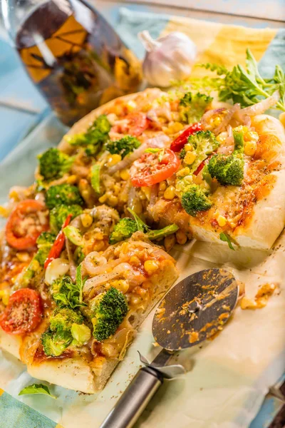 Leckere Hausgemachte Italienische Vegetarische Pizza Mit Brokkoli Popcorn Tomaten Zwiebeln Stockbild
