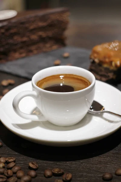 Tasse Kaffee mit Kuchen und Bohnen — Stockfoto