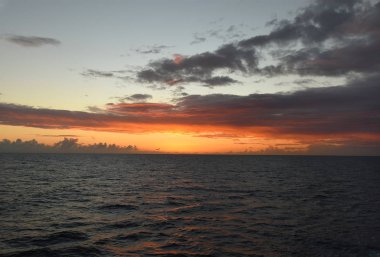 Okyanusun üzerinde gün batımı