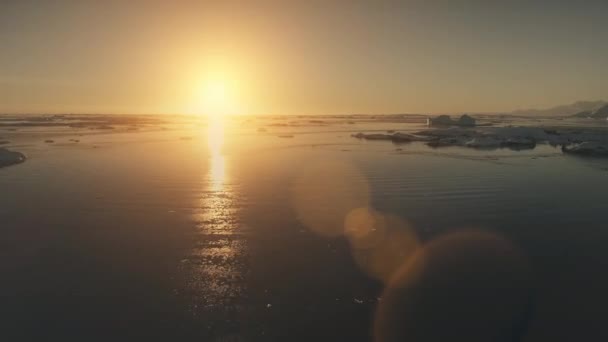 Zonsondergang Antarctica luchtfoto drone vlucht. — Stockvideo