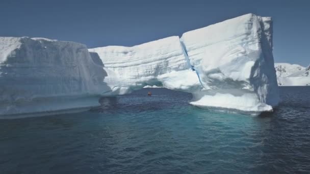 Antarctica ijsberg luchtfoto drone vlucht. — Stockvideo