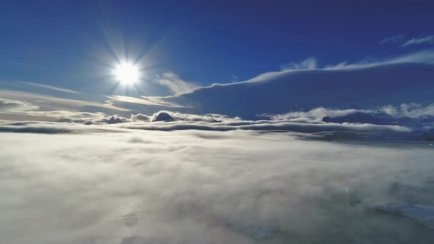 Polar sun powyżej powierzchni mgła. Antarktyki aerial strzał — Wideo stockowe