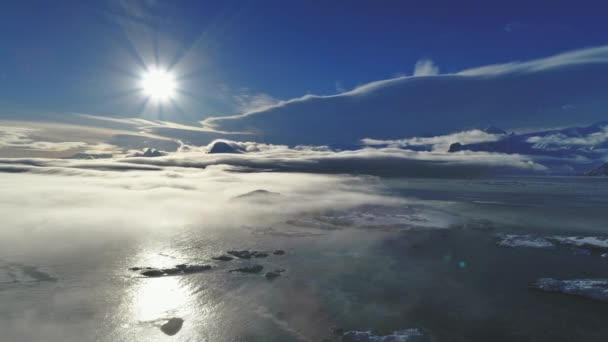 Zon, zon pad over Oceaan mist. Luchtfoto drone vlucht. — Stockvideo