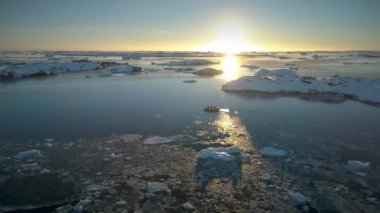 Turist zodyak bota okyanus. Antarktika uçağı vurdu