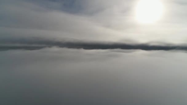 Sole nella nebbia. Antartide volo aereo drone . — Video Stock