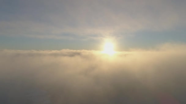 Coucher de soleil sur le brouillard mouvant. Plan aérien antarctique .