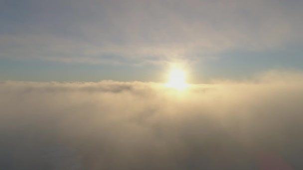 Západ slunce nad pohybující se mlha. Antarktické letecký snímek. — Stock video