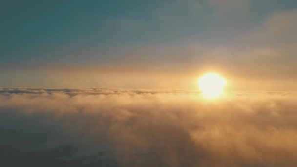 Západ slunce nad povrchové mlhy. Antarktida dron letu. — Stock video