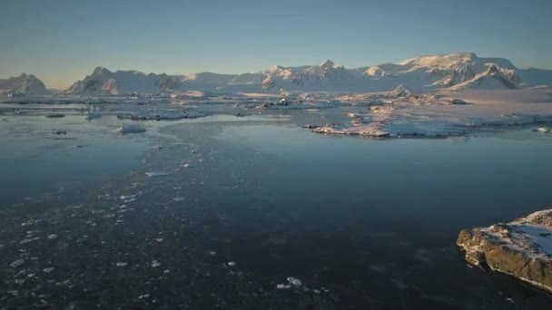 Voo aéreo de drones sobre o oceano. Antártida . — Vídeo de Stock