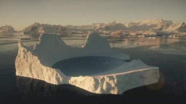 Hava drone uçuş buzdağı üzerinde. Antarktika.