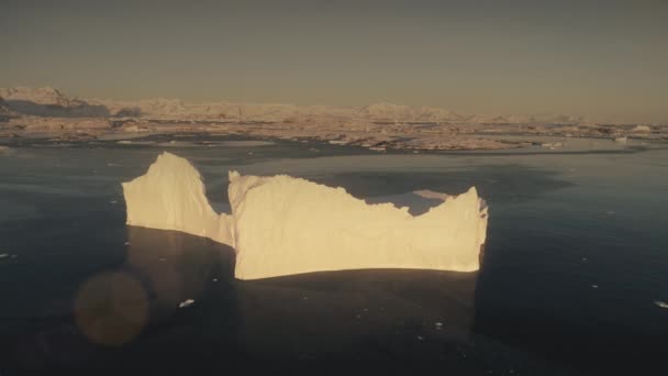 Εναέρια πτήση πάνω από το ηλιόλουστο παγόβουνο. Ανταρκτική. — Αρχείο Βίντεο
