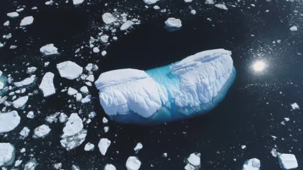 Vista aérea de cima para baixo no iceberg no oceano Antártico — Vídeo de Stock