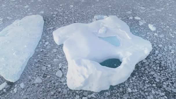Iceberg de cerca con piscina. Tiro aéreo antártico — Vídeos de Stock