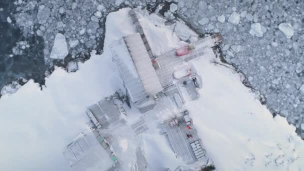 Vuelo aéreo sobre la base de Vernadsky en la Antártida . — Vídeo de stock