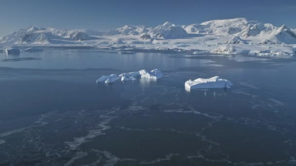 Полет над полярным океаном Антарктиды, снежная гора . — стоковое видео