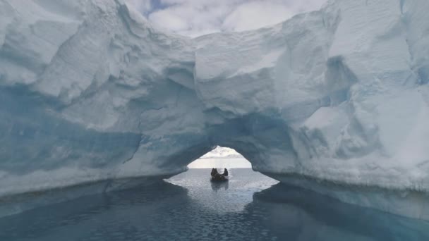 Boot passeert ijsberg boog. Antarctica. — Stockvideo